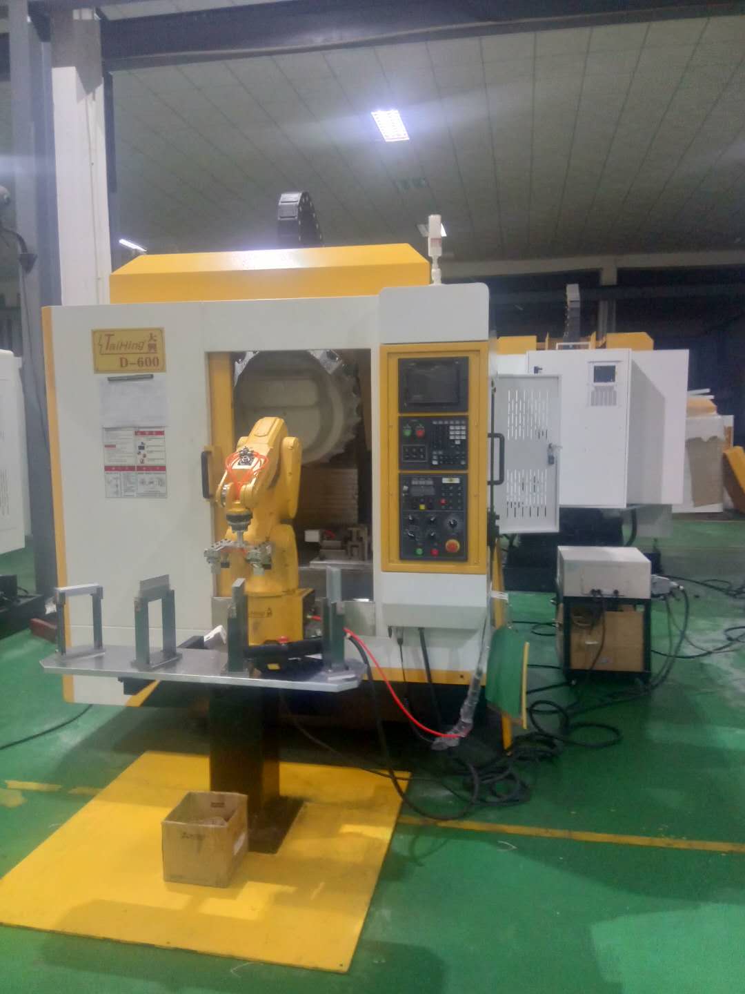 高速钻孔攻牙机D-600 (带机械手，全自动上下料）